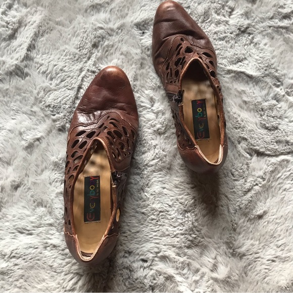 Unique Vintage brown leather loafers with cut out design by Everybody by BZ Moda - Picture 7 of 12